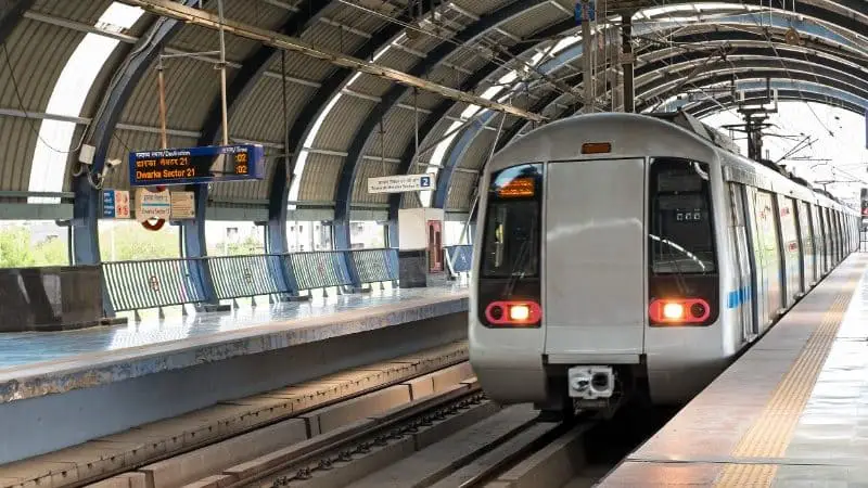 Delhi Metro hadsa दिल्ली मेट्रो हादसा (Image: YouTube screenshot)